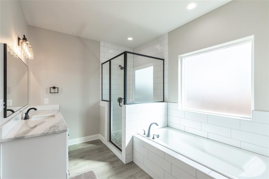 239 Indian Ridge Road Tuscola, TX 79562 - Photo 10 of 37 a bathroom with a tub a sink and mirror