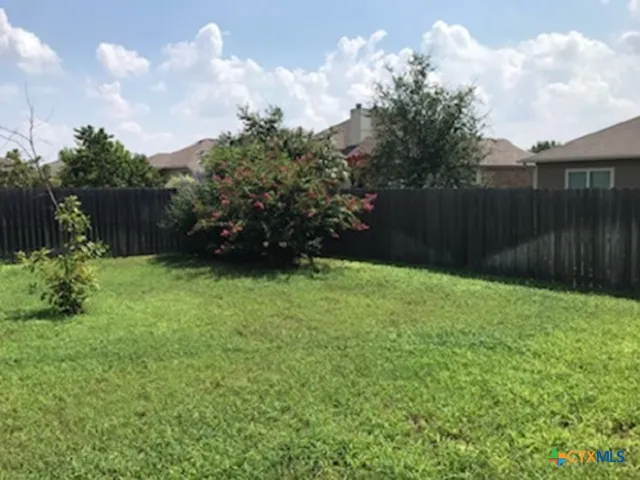 a view of a backyard