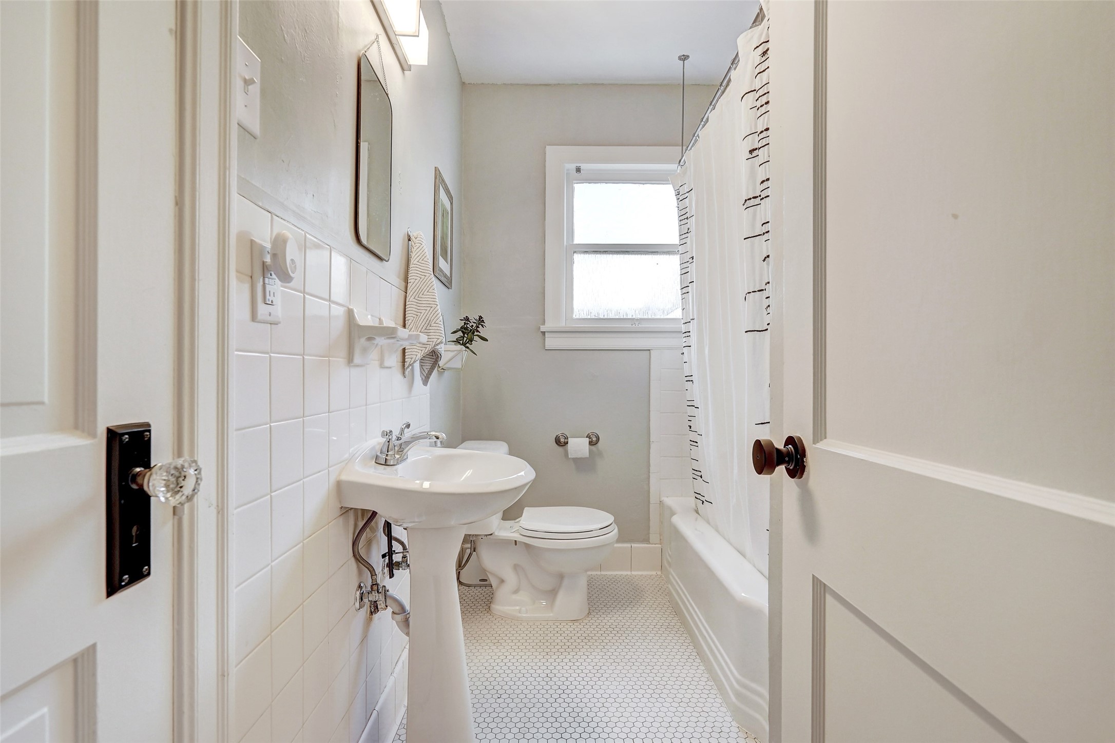 5204 Huisache Street, Unit 1 Austin, TX 78751 - Photo 19 of 24 hall bath