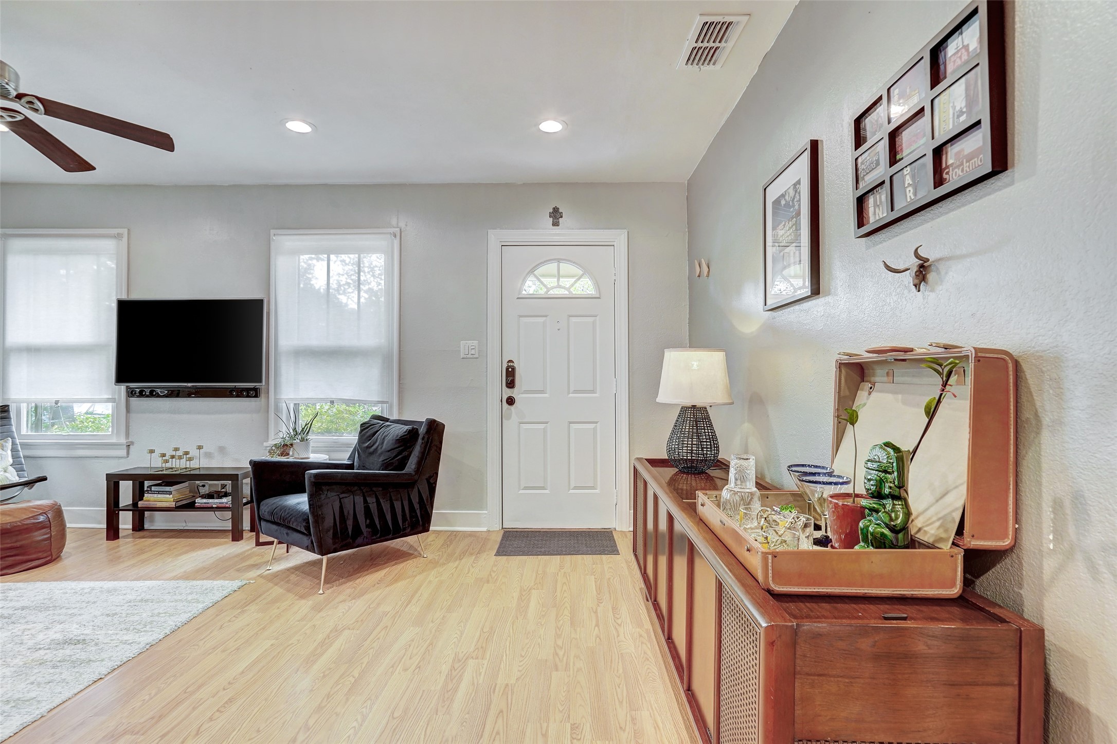 5204 Huisache Street, Unit 1 Austin, TX 78751 - Photo 3 of 24 entry