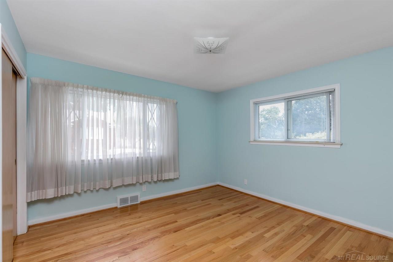 1074 Vernier Road Grosse Pointe, MI 48236 - Photo 14 of 20 31325826-13.JPG