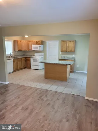 en empty room with wooden floor