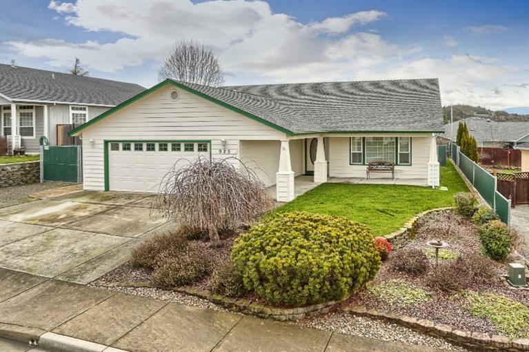 925 Ridgeview Drive Eagle Point, OR 97524 - Photo 3 of 35 Additional Photo