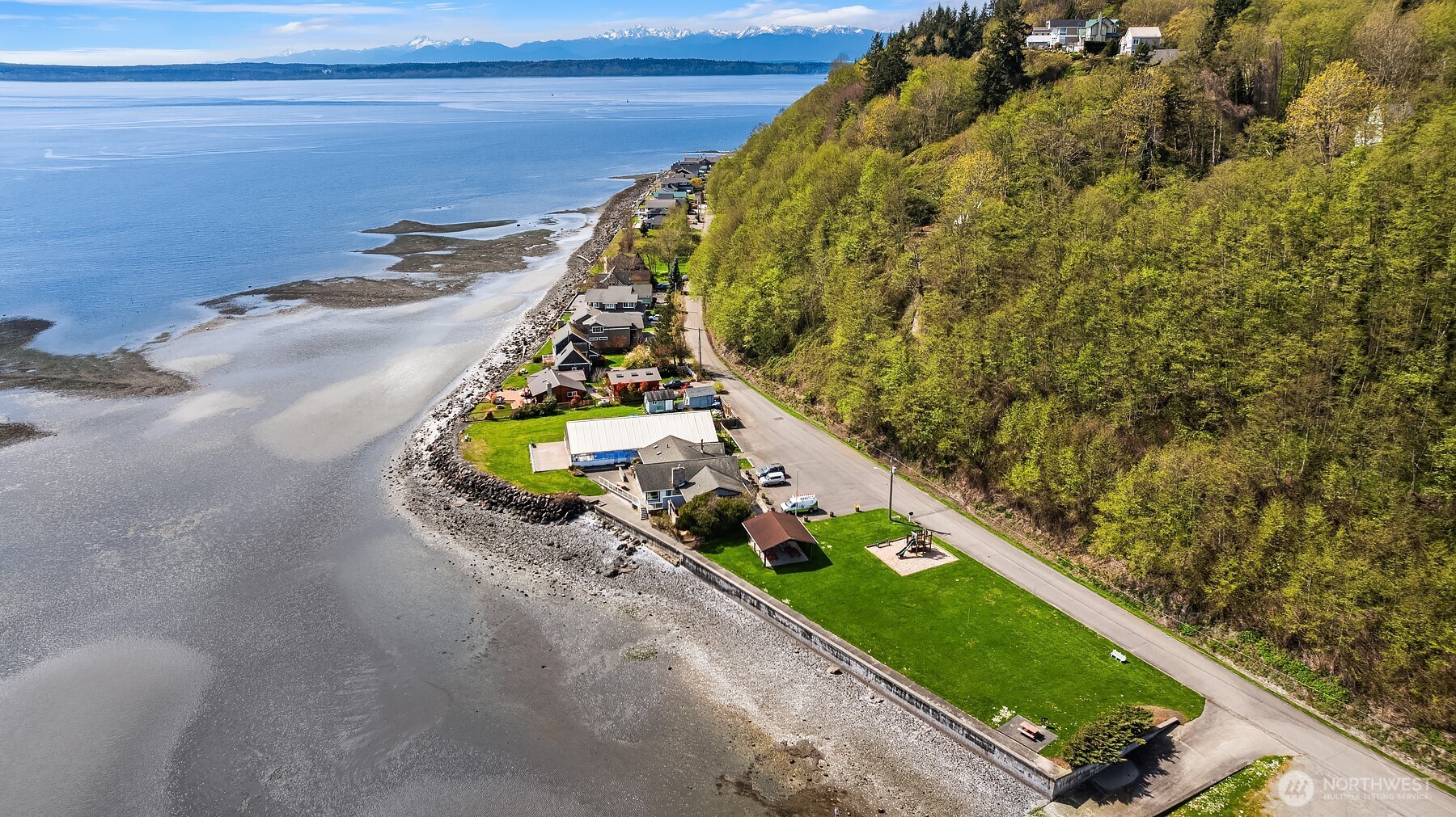 8042 Island Court Clinton, WA 98236 - Photo 9 of 20