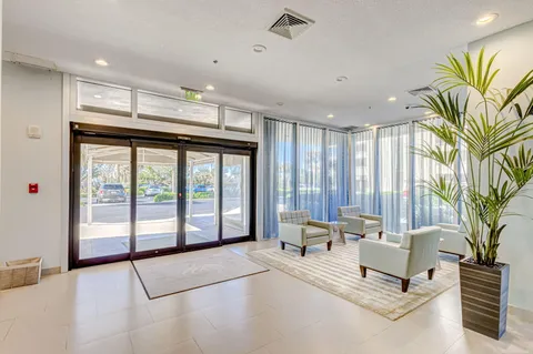 $1,195,000 | 5540 North Ocean Drive, Unit 14B, Singer Island, FL 33404