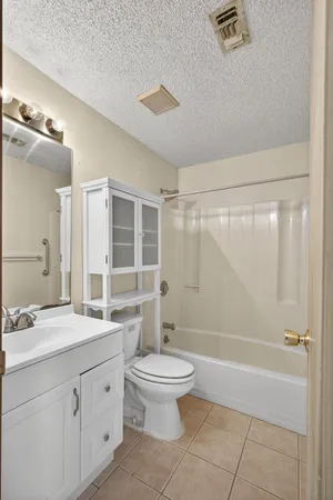 a view of a livingroom with closet