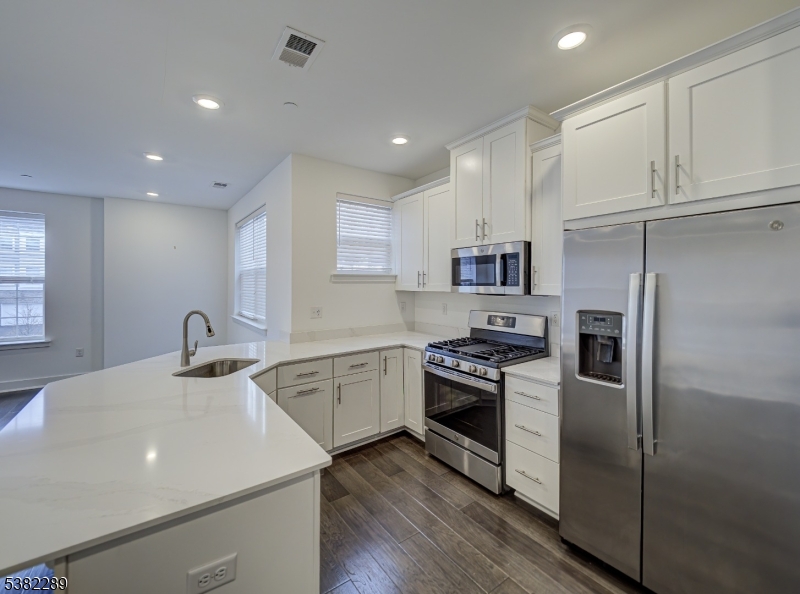 63 Veterans Way Morris Plains, NJ 07950 - Photo 12 of 31