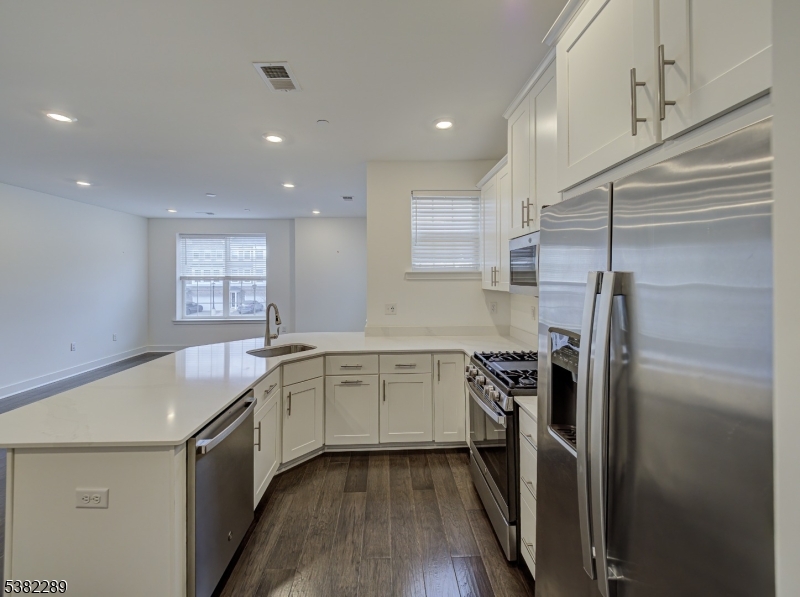 63 Veterans Way Morris Plains, NJ 07950 - Photo 6 of 31