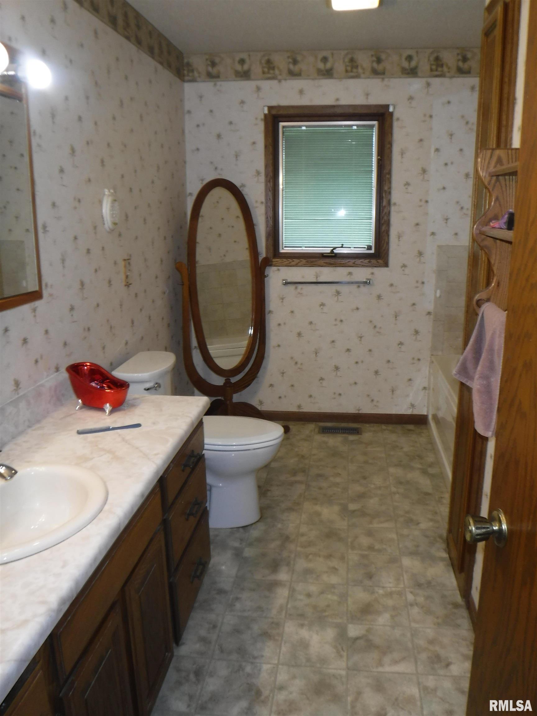 4716 Kinmundy Road Salem, IL 62881 - Photo 7 of 41