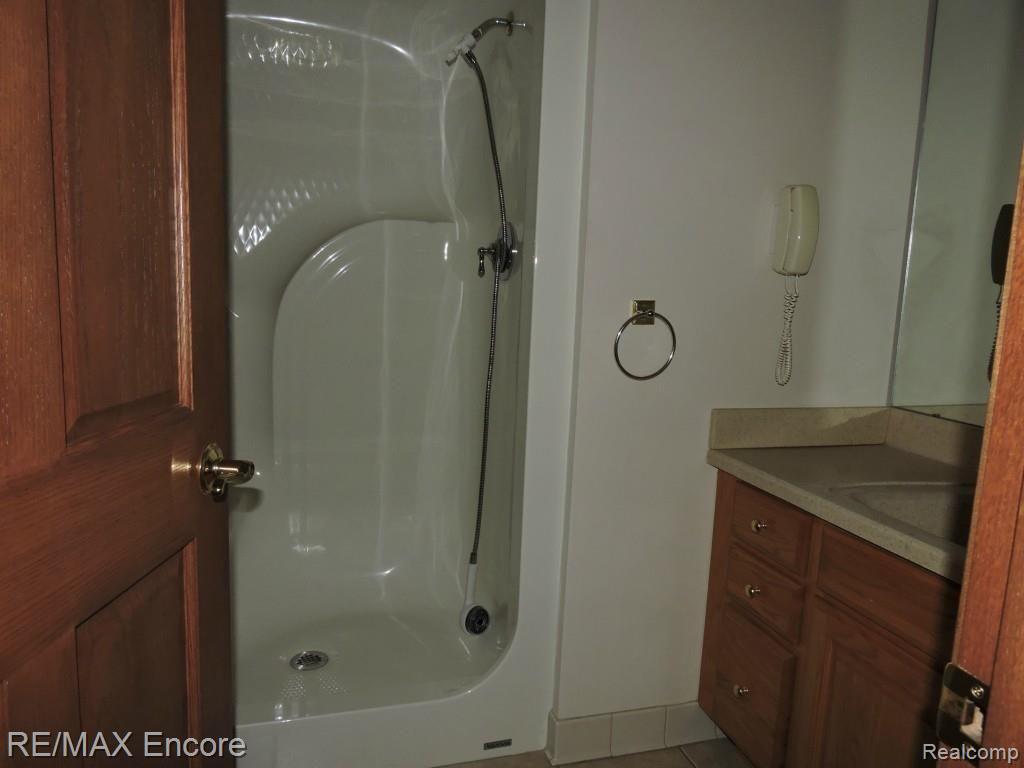 7674 Devins Ridge Clarkston, MI 48348 - Photo 18 of 42 1st floor full bath off kitchen.jpg