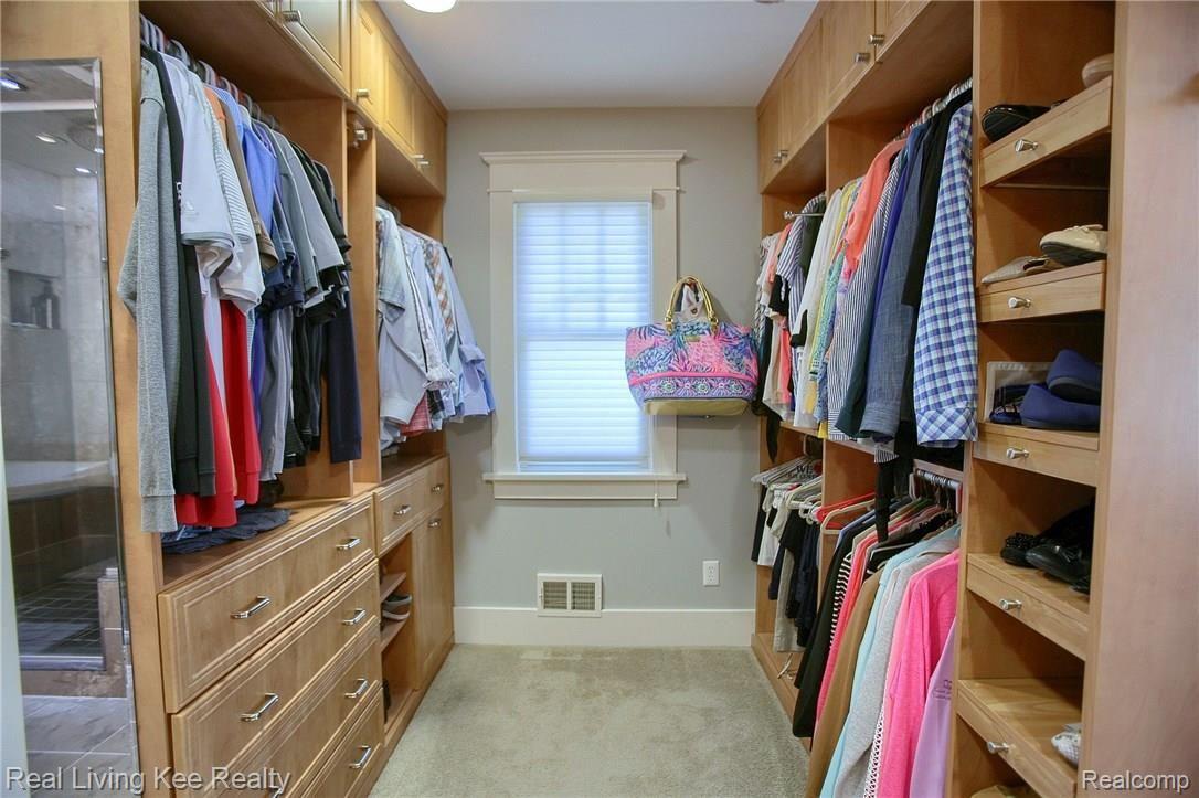 930 Fairview Avenue Rochester, MI 48307 - Photo 23 of 43 Master_Bedroom_Walk-In_Closet_l.jpg
