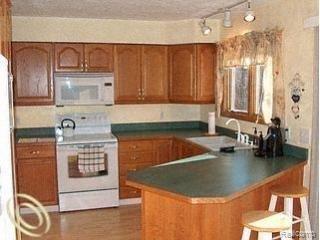 224 Gunder Court Rochester, MI 48309 - Photo 9 of 10 Oak Kitchen w/ Peninsula