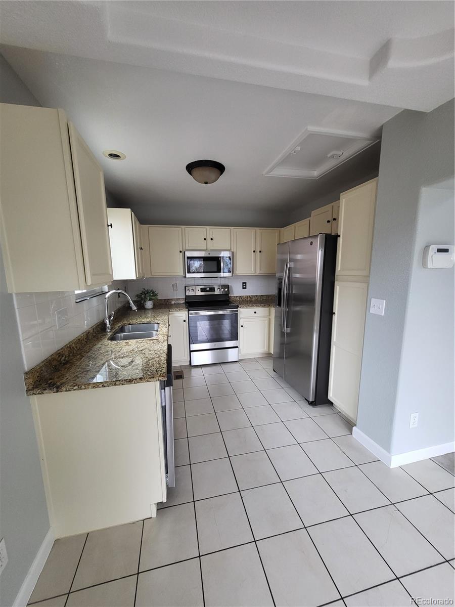 4925 Freeport Way Denver, CO 80239 - Photo 8 of 17