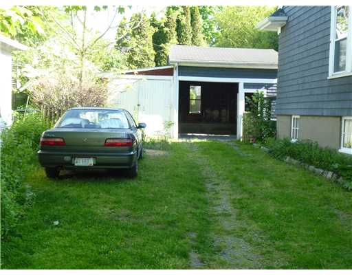 15 Ellery Road Newport, RI 02840 - Photo 3 of 19 Parking Lot/Garage.