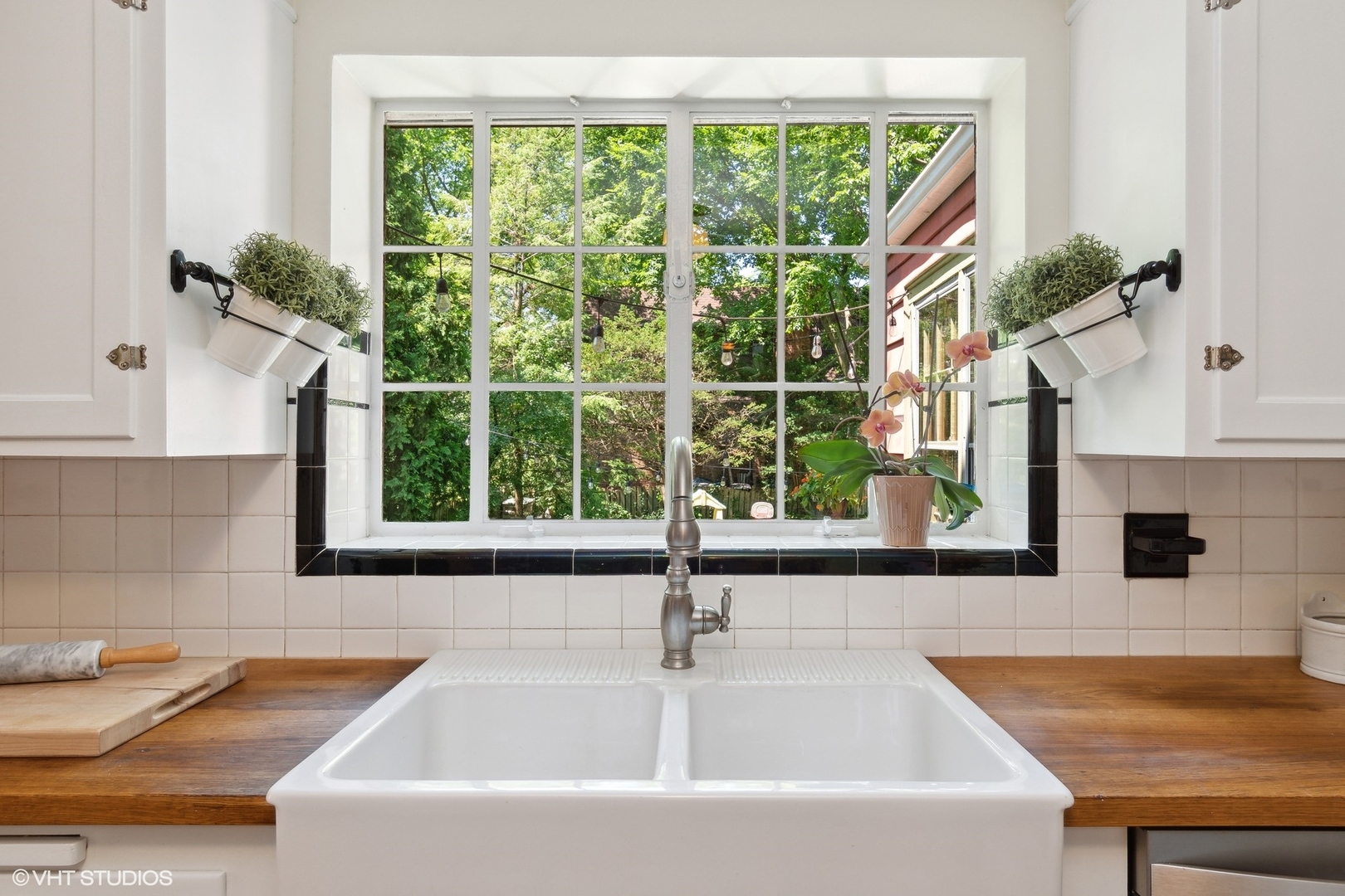 414 Audubon Road Riverside, IL 60546 - Photo 15 of 51 a bathroom with a tub sink and window