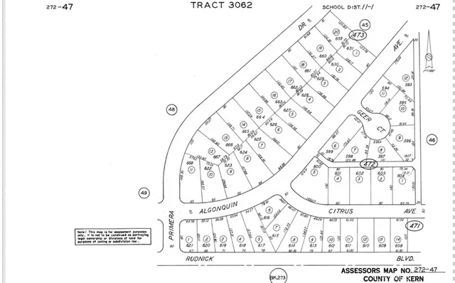 a black and white photo of a living room