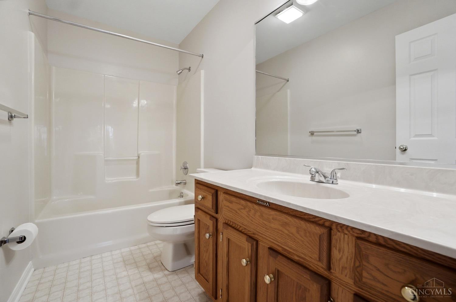 1090 West Galbraith Road Cincinnati, OH 45231 - Photo 25 of 37 Hallway full bathroom.