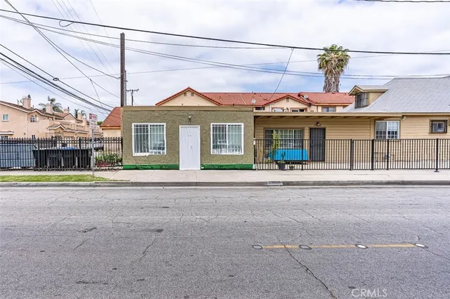 a house view with a outdoor space