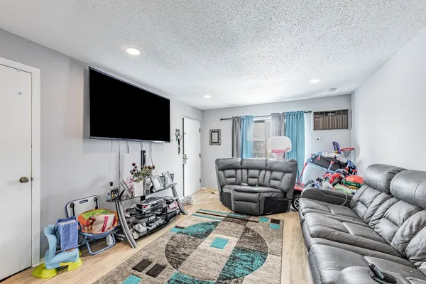$199,995 | 342 Klein Creek Court, Unit 5E, Carol Stream, IL 60188