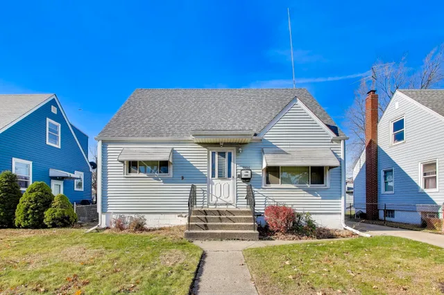 a view of house with yard
