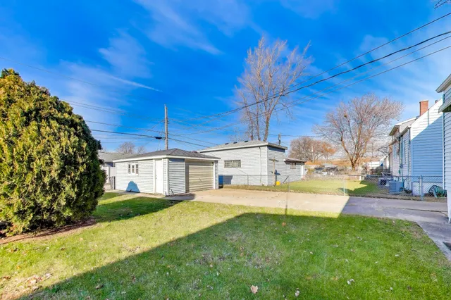 a view of a back yard