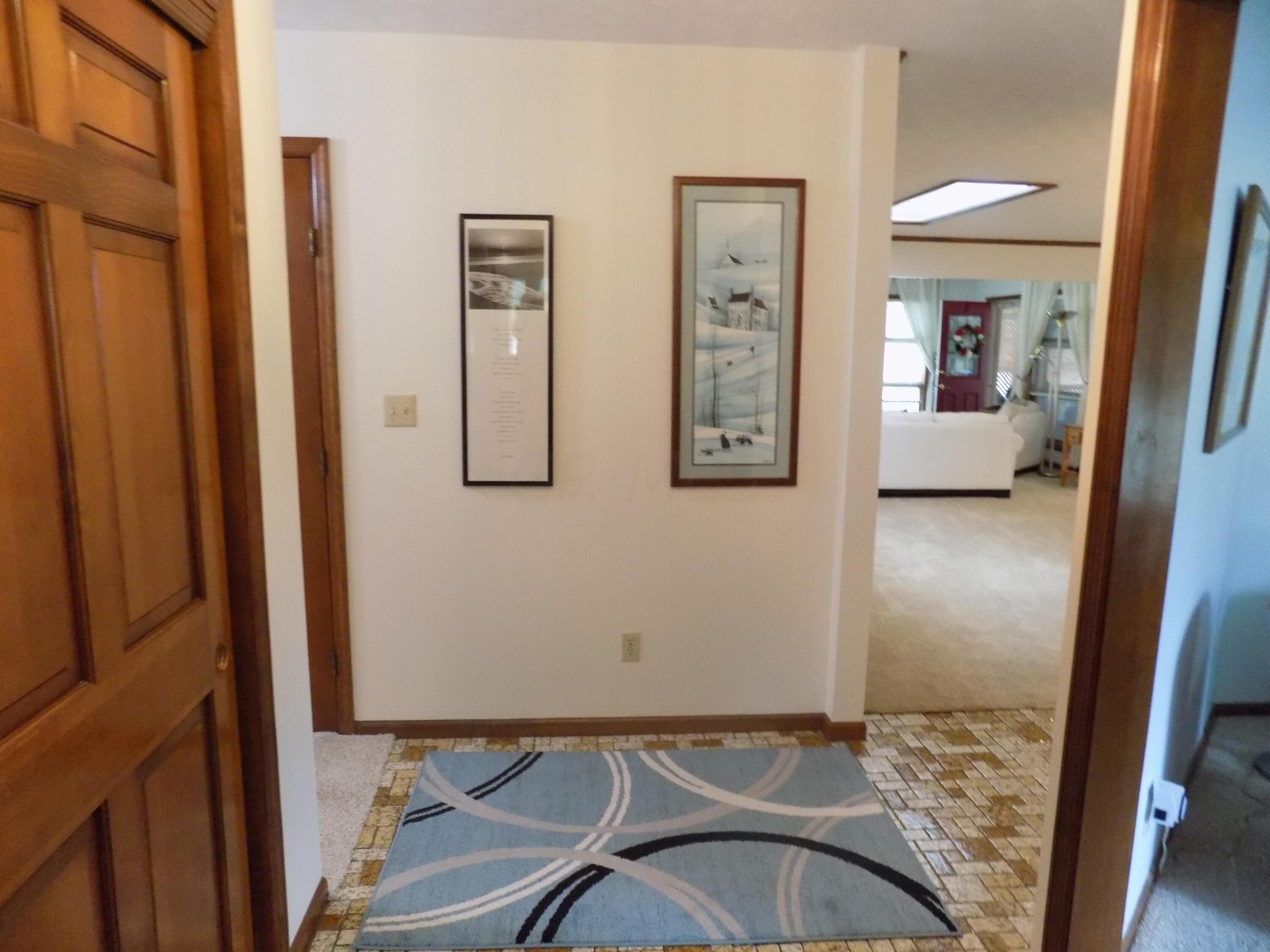 1326 Ambridge Road Dayton, OH 45459 - Photo 2 of 19 Foyer