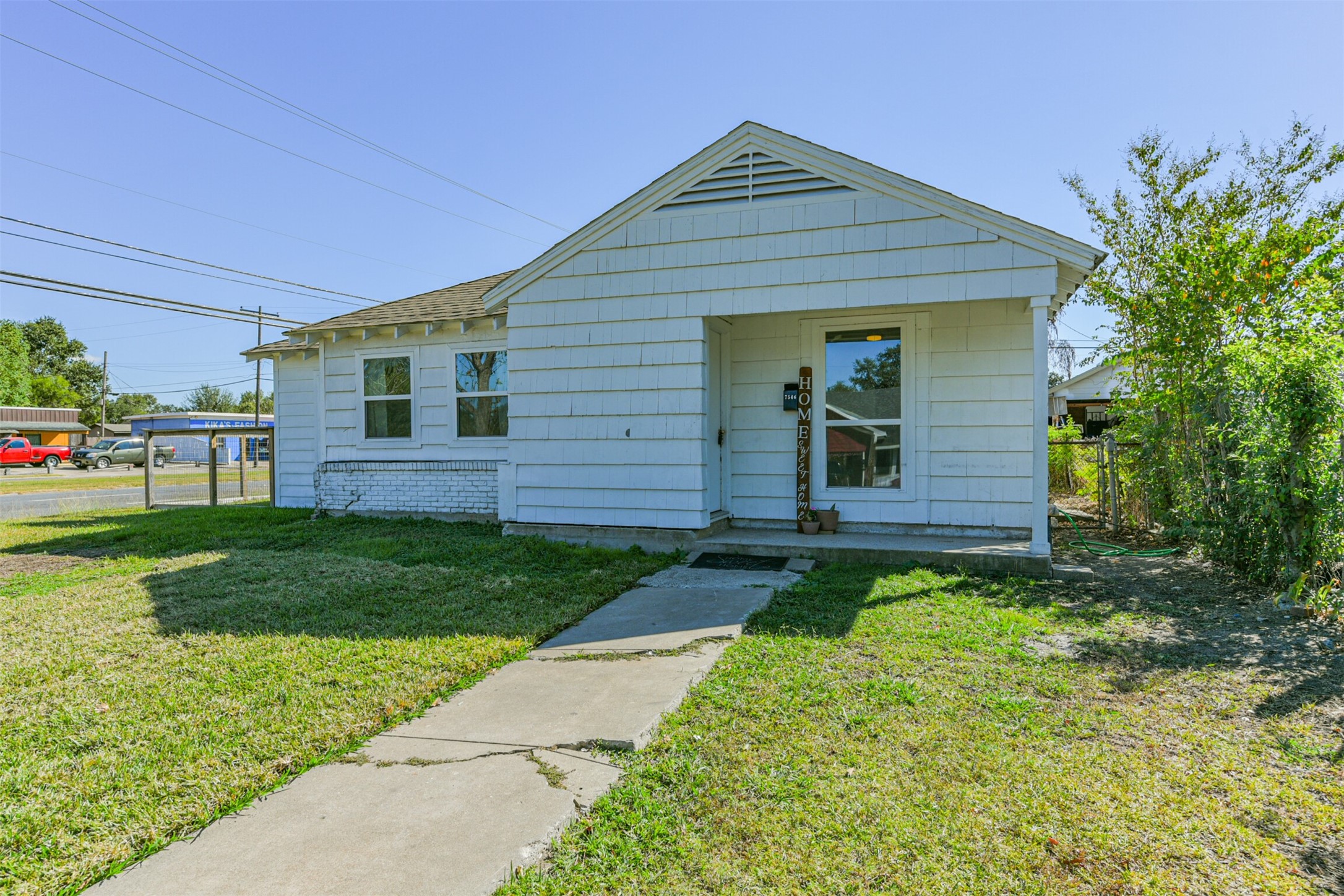 7546 Greendowns Street Houston, TX 77087 - Photo 3 of 33 a front view of a house with a yard