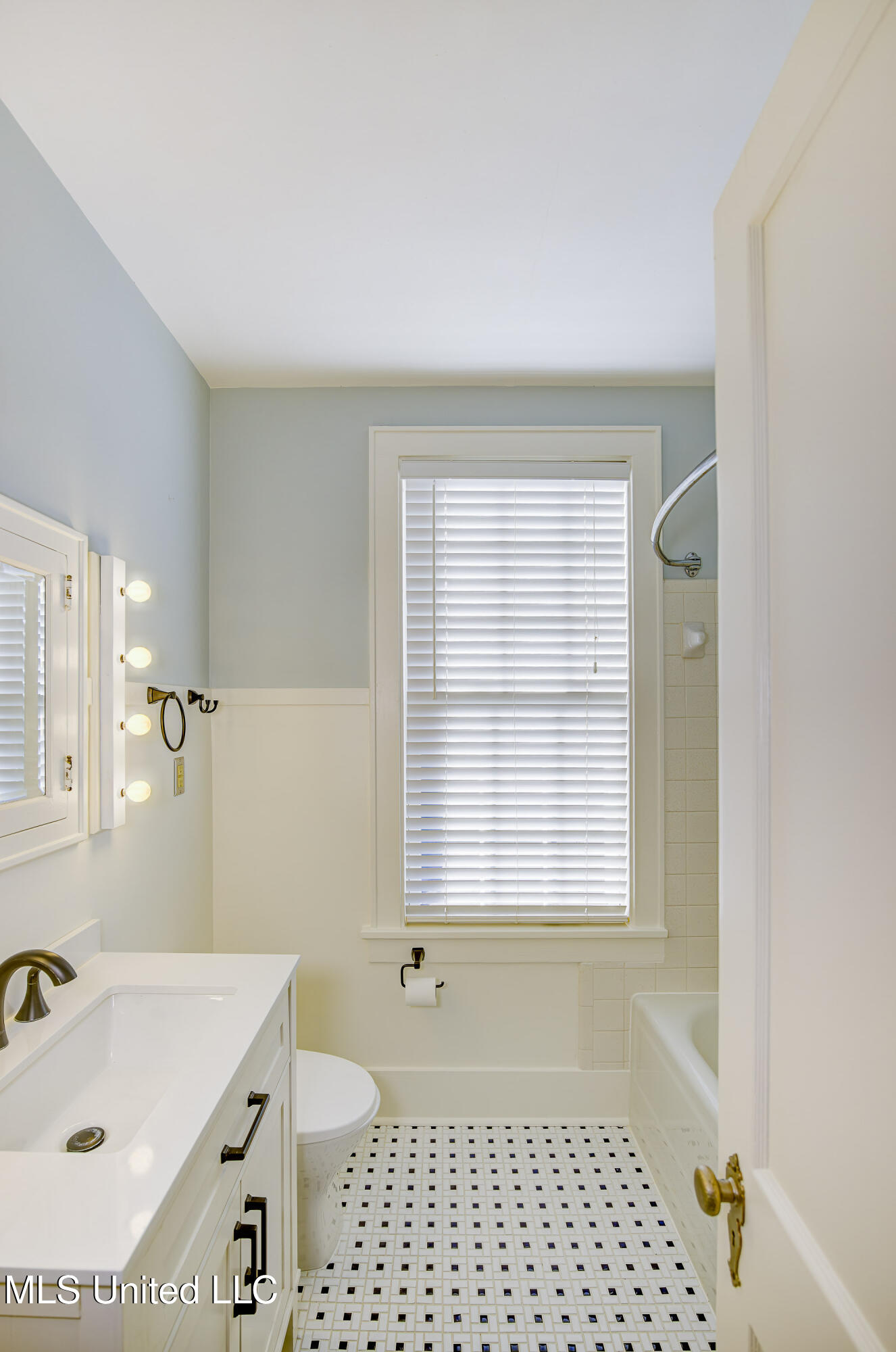 2203 Wilson Street Vicksburg, MS 39180 - Photo 26 of 44 Second Bathroom 2