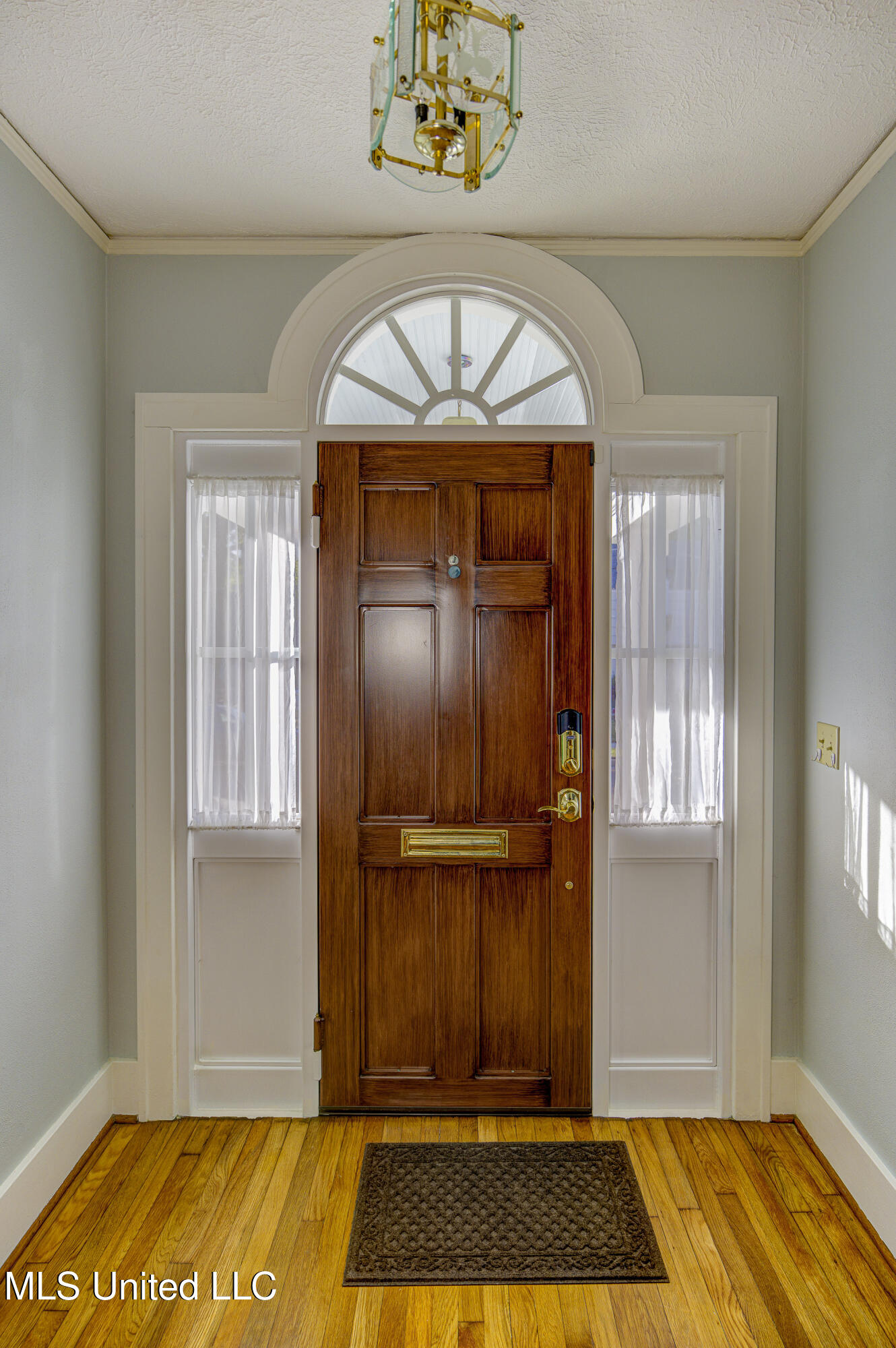 2203 Wilson Street Vicksburg, MS 39180 - Photo 3 of 44 Entry Foyer 1