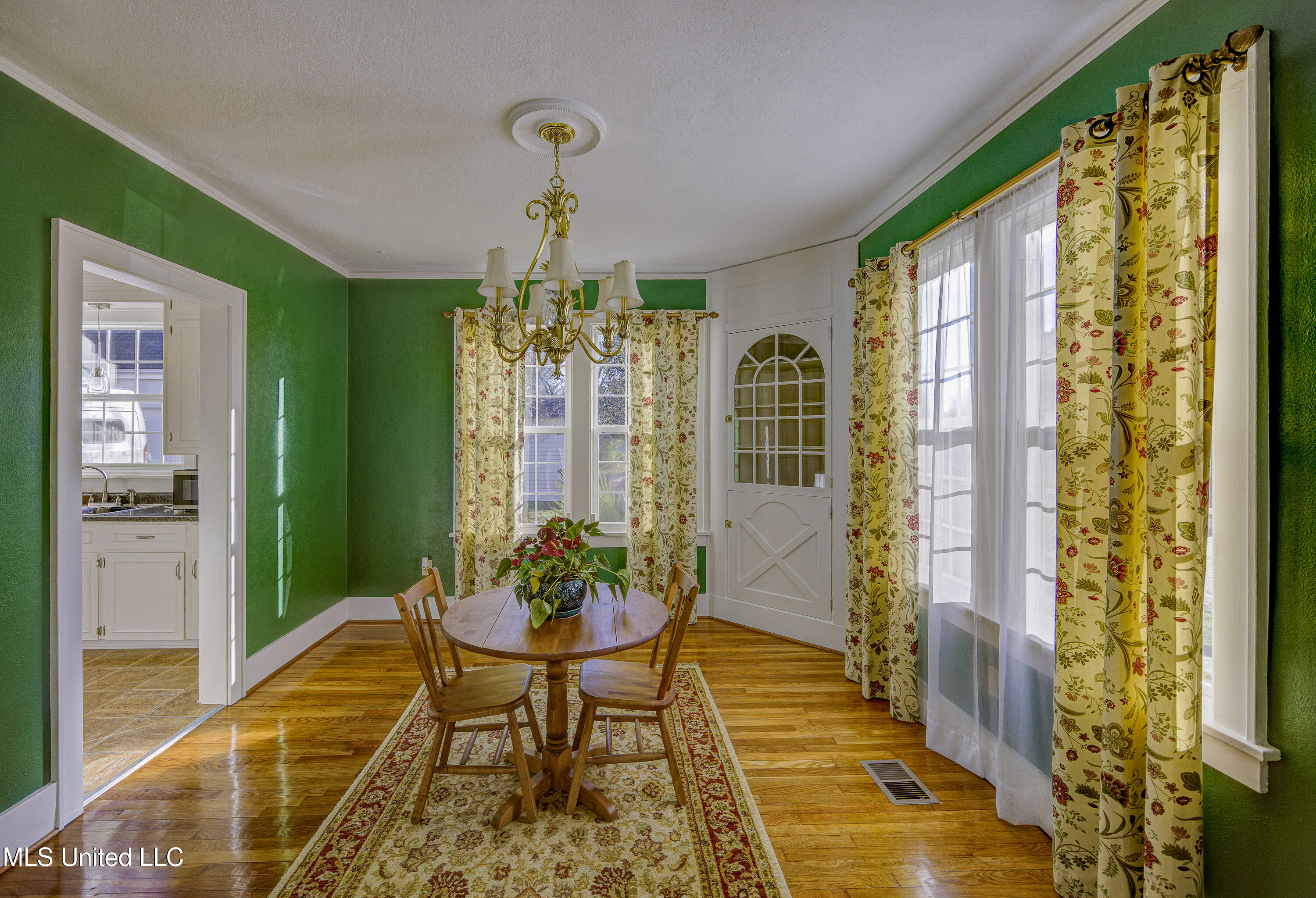 2203 Wilson Street Vicksburg, MS 39180 - Photo 5 of 44 Dining Room 1