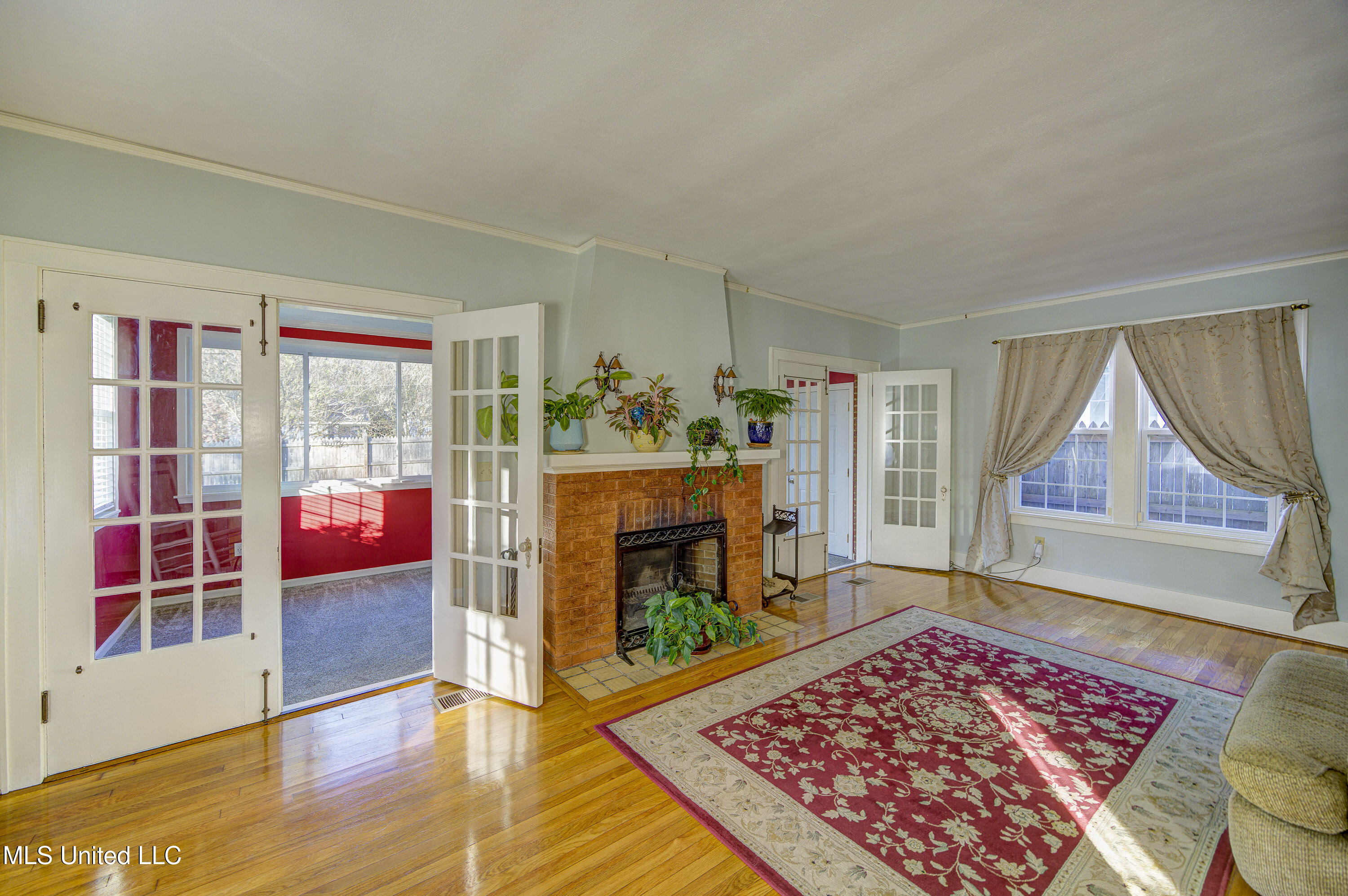 2203 Wilson Street Vicksburg, MS 39180 - Photo 7 of 44 Living Room 1