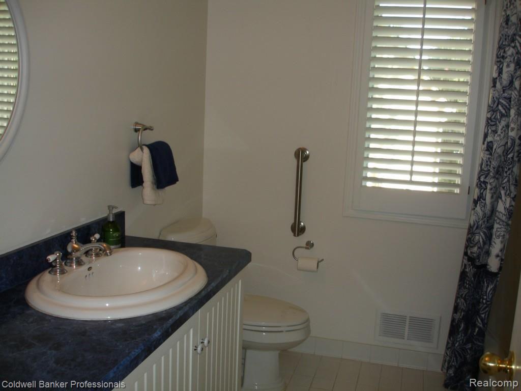 3344 Woodcrest Road Rochester, MI 48309 - Photo 23 of 23 Hall bath between bedroom #2 and #3. This large ranch condo has a wonderful floor plan.