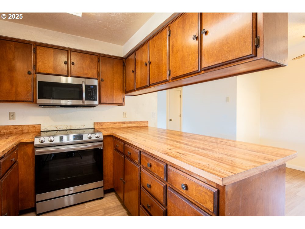 4631 Daisy Street Springfield, OR 97478 - Photo 13 of 46 a kitchen with a stove microwave and sink