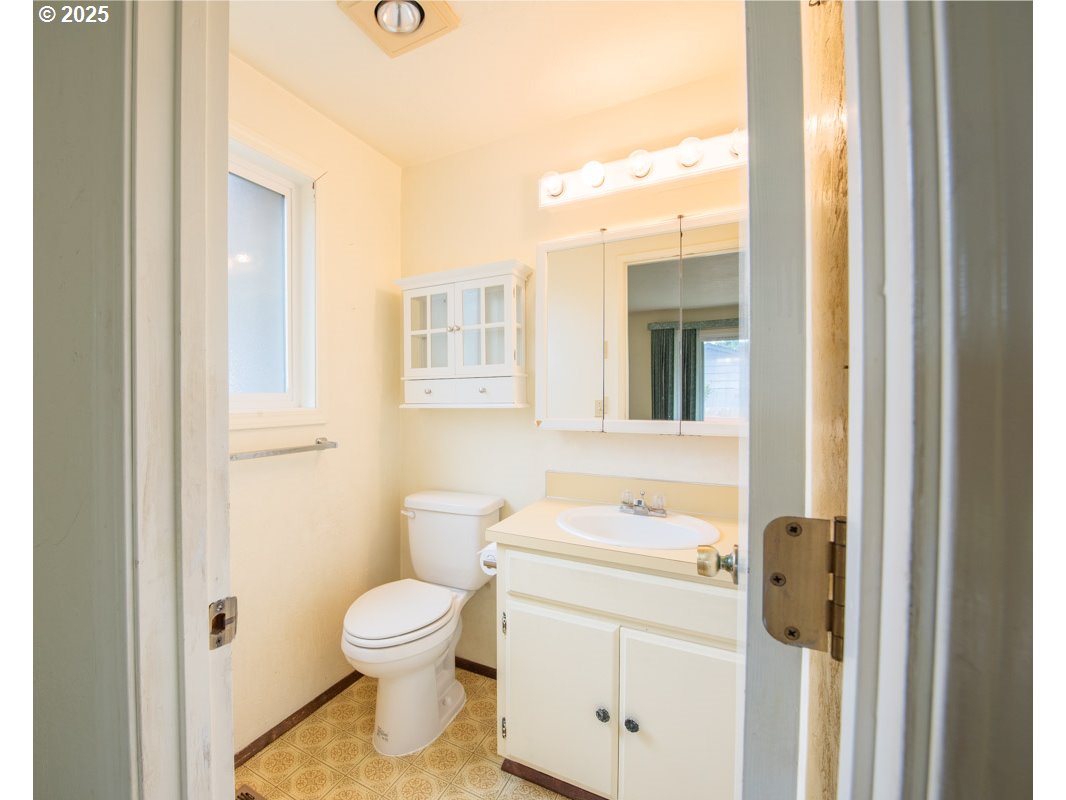 4631 Daisy Street Springfield, OR 97478 - Photo 19 of 46 a bathroom with a toilet sink and a mirror
