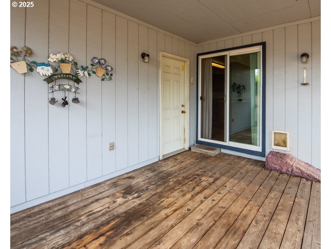 4631 Daisy Street Springfield, OR 97478 - Photo 36 of 46 a view of a room with wooden floor and a potted plant