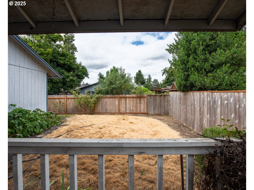 4631 Daisy Street Springfield, OR 97478 - Photo 37 of 46 a view of wooden fence