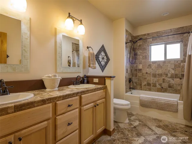 a view of empty room with a window and ceiling fan