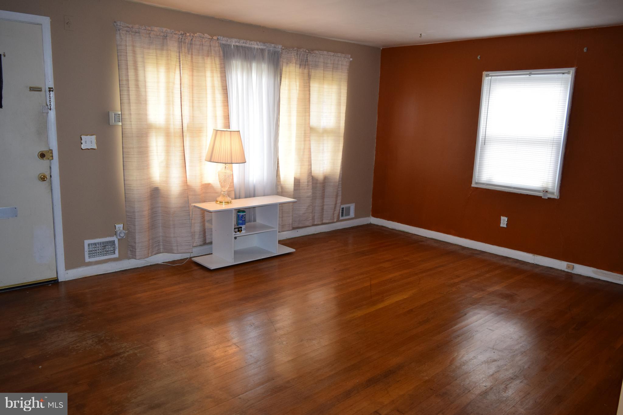 6817 Decatur Street Hyattsville, MD 20784 - Photo 2 of 30 Living Rooom