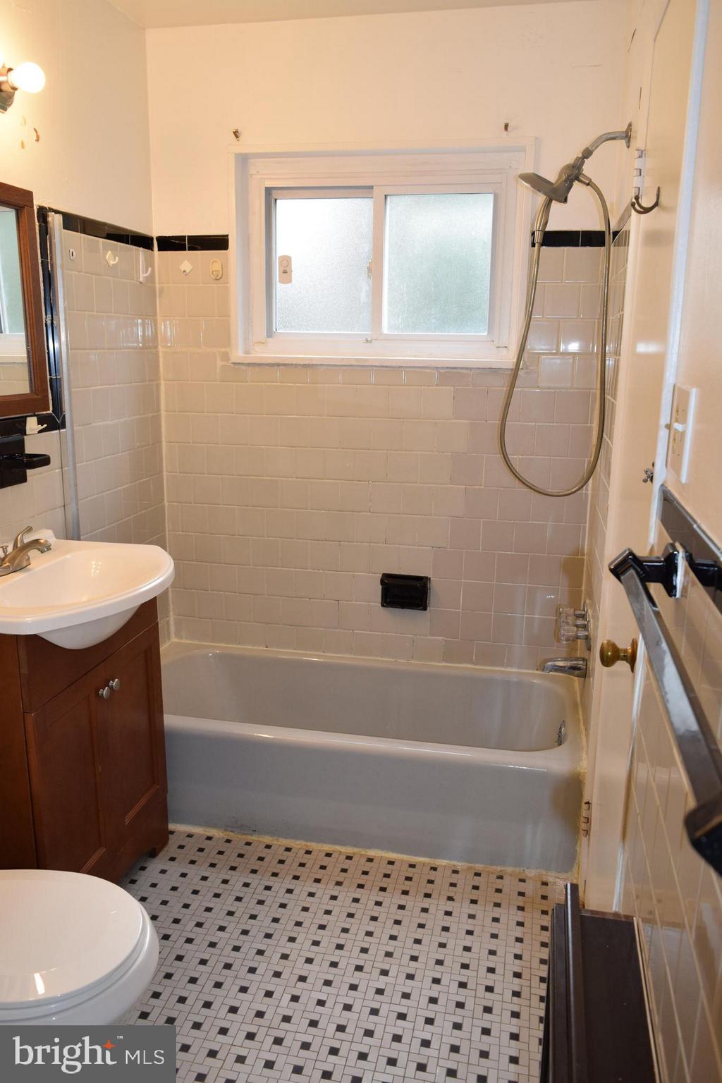 6817 Decatur Street Hyattsville, MD 20784 - Photo 15 of 30 Main Level Bath
