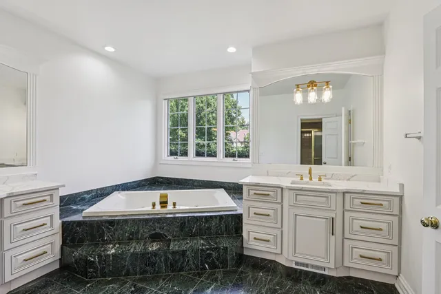 $1,199,000 | 6605 Oakwood Manor Drive, Crystal Lake, IL 60012