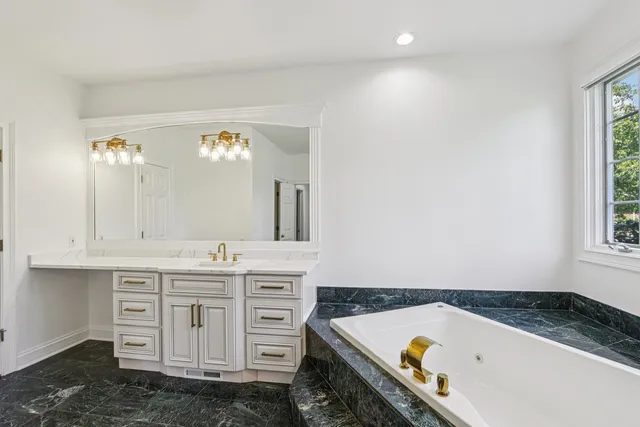 $1,199,000 | 6605 Oakwood Manor Drive, Crystal Lake, IL 60012