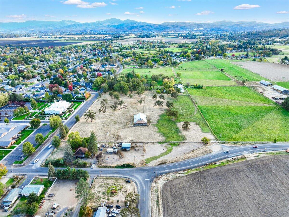 2495 Taylor Road Central Point, OR 97502 - Photo 18 of 23 18