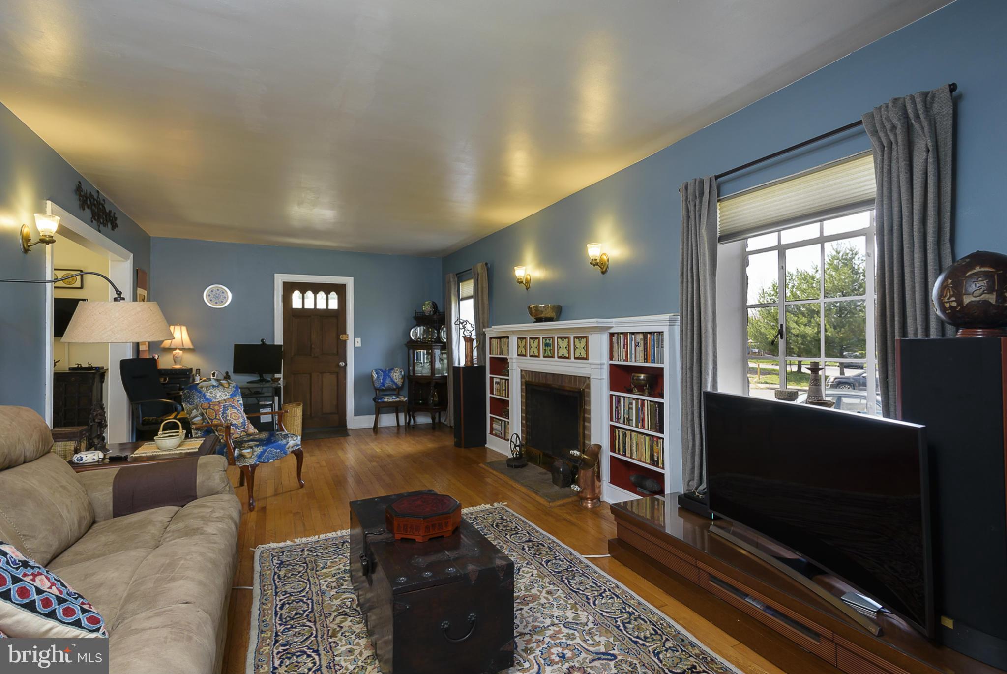 703 Nottingham Road Baltimore, MD 21229 - Photo 3 of 29 Living Room