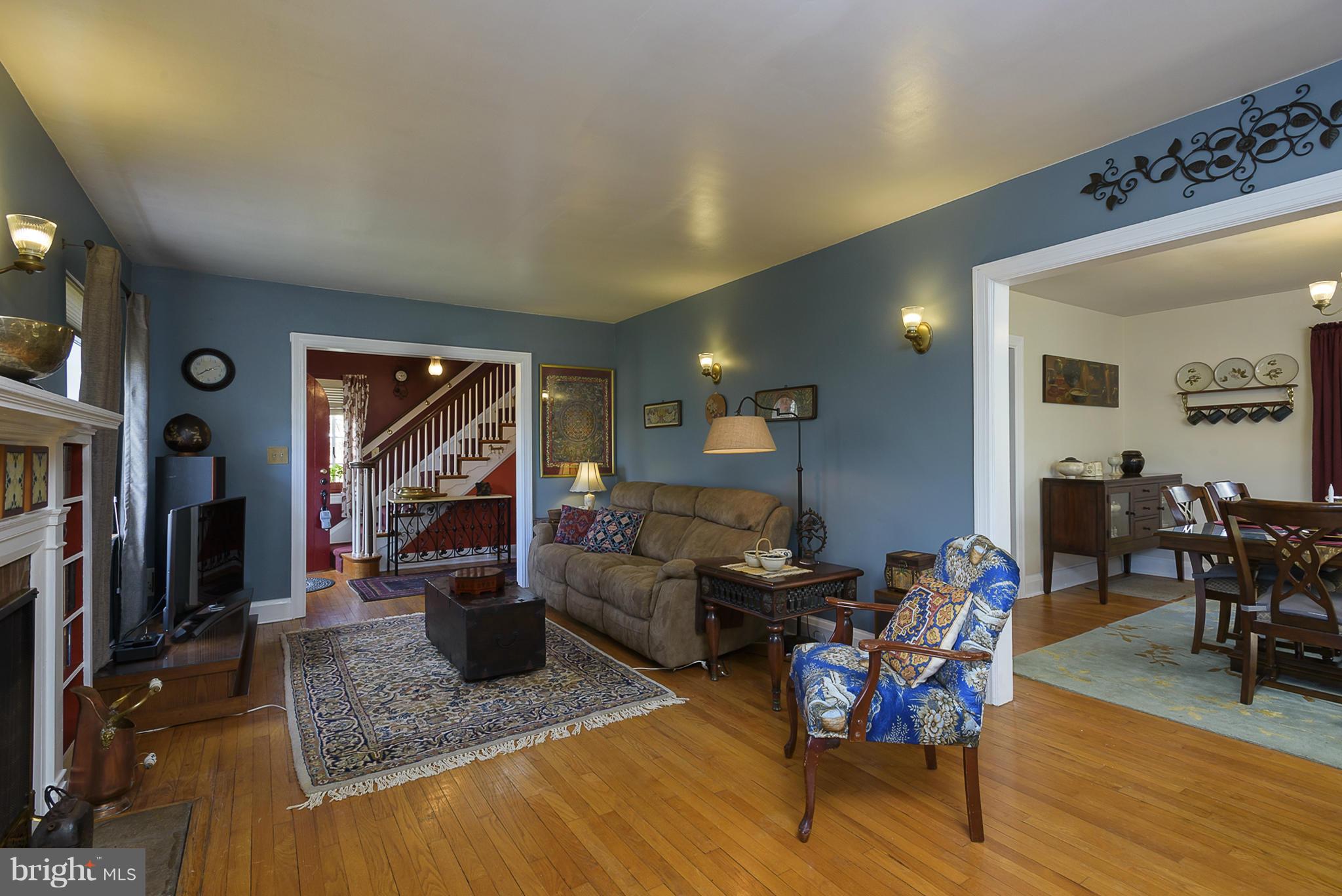 703 Nottingham Road Baltimore, MD 21229 - Photo 4 of 29 Living Room
