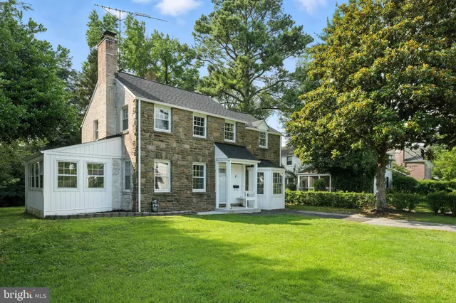 a view of a house with backyard and garden