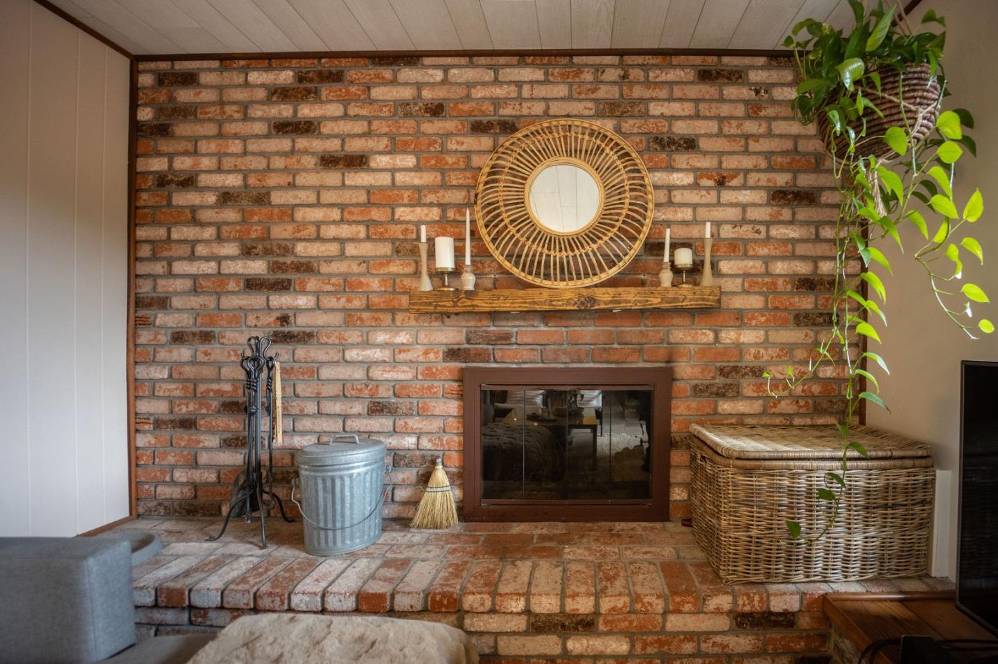 1079 Park Pacifica Avenue Pacifica, CA 94044 - Photo 32 of 43 a living room with a fireplace