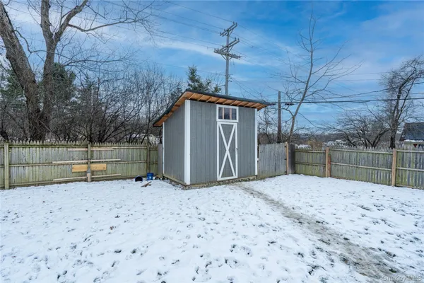 a view of a backyard