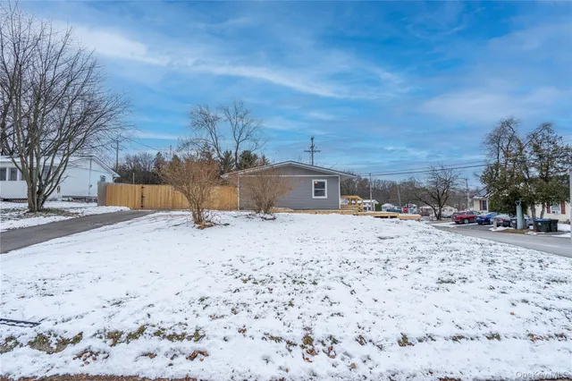 a view of a yard with a house