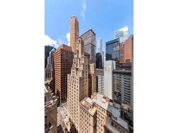 $2,750,000 | 138 East 50th Street, Unit 17D | Midtown East