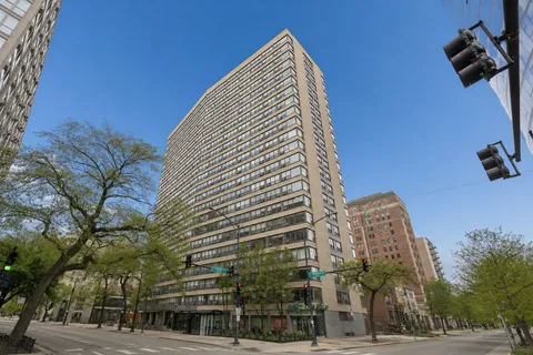 $425,000 | 2930 North Sheridan Road, Unit 2106, Chicago, IL 60657